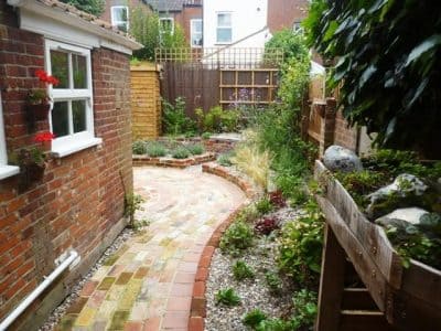 Side path wood store with green roof